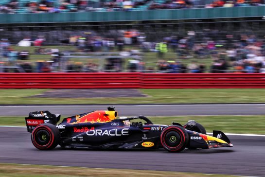 Max Verstappen (NLD) Red Bull Racing RB18.
01.07.2022. Formula 1 World Championship, Rd 10, British Grand Prix, Silverstone, England, Practice Day.
- www.xpbimages.com, EMail: requests@xpbimages.com &copy; Copyright: Moy / XPB Images