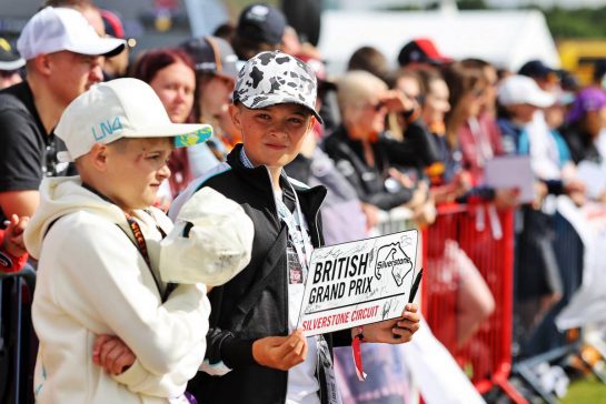 Circuit atmosphere - young fans.
01.07.2022. Formula 1 World Championship, Rd 10, British Grand Prix, Silverstone, England, Practice Day.
- www.xpbimages.com, EMail: requests@xpbimages.com &copy; Copyright: Moy / XPB Images