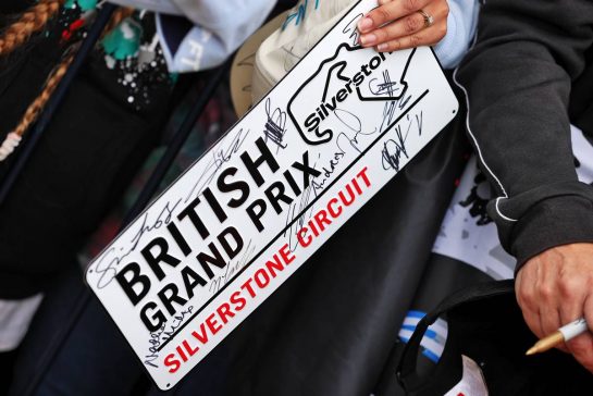 Circuit atmosphere - fans.
01.07.2022. Formula 1 World Championship, Rd 10, British Grand Prix, Silverstone, England, Practice Day.
- www.xpbimages.com, EMail: requests@xpbimages.com &copy; Copyright: Moy / XPB Images