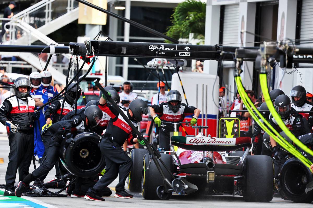Valtteri Bottas (FIN) Alfa Romeo F1 Team C42 makes a pit stop. 08.05.2022. Formula 1 World Championship, Rd 5, Miami Grand Prix, Miami, Florida, USA, Race