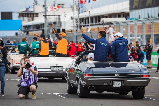 (L to R): Alexander Albon (THA) Williams Racing and team mate Nicholas Latifi (CDN) Williams Racing on the drivers parade.
31.07.2022. Formula 1 World Championship, Rd 13, Hungarian Grand Prix, Budapest, Hungary, Race Day.
- www.xpbimages.com, EMail: requests@xpbimages.com © Copyright: Bearne / XPB Images