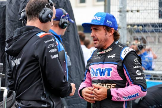 Fernando Alonso (ESP) Alpine F1 Team with Karel Loos (BEL) Alpine F1 Team Race Engineer on the grid.
31.07.2022. Formula 1 World Championship, Rd 13, Hungarian Grand Prix, Budapest, Hungary, Race Day.
- www.xpbimages.com, EMail: requests@xpbimages.com © Copyright: Batchelor / XPB Images