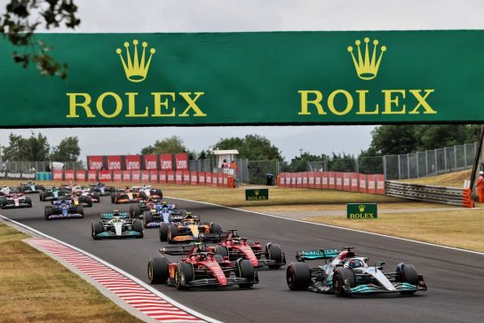 George Russell (GBR) Mercedes AMG F1 W13 leds Carlos Sainz Jr (ESP) Ferrari F1-75 at the start of the race.
31.07.2022. Formula 1 World Championship, Rd 13, Hungarian Grand Prix, Budapest, Hungary, Race Day.
- www.xpbimages.com, EMail: requests@xpbimages.com © Copyright: Moy / XPB Images