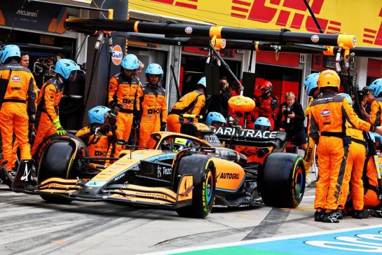 Lando Norris (GBR) McLaren MCL36 makes a pit stop.
31.07.2022. Formula 1 World Championship, Rd 13, Hungarian Grand Prix, Budapest, Hungary, Race Day.
- www.xpbimages.com, EMail: requests@xpbimages.com © Copyright: Batchelor / XPB Images