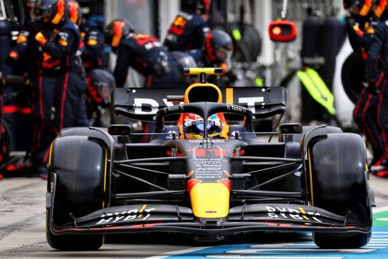 Sergio Perez (MEX) Red Bull Racing RB18 makes a pit stop.
31.07.2022. Formula 1 World Championship, Rd 13, Hungarian Grand Prix, Budapest, Hungary, Race Day.
- www.xpbimages.com, EMail: requests@xpbimages.com © Copyright: Batchelor / XPB Images