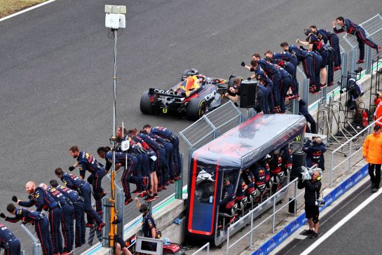 Race winner Max Verstappen (NLD) Red Bull Racing RB18 passes his team at the end of the race.
31.07.2022. Formula 1 World Championship, Rd 13, Hungarian Grand Prix, Budapest, Hungary, Race Day.
- www.xpbimages.com, EMail: requests@xpbimages.com © Copyright: Moy / XPB Images