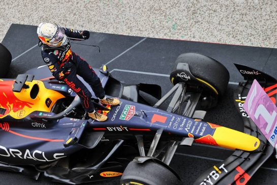 Race winner Max Verstappen (NLD) Red Bull Racing RB18 celebrates in parc ferme.
31.07.2022. Formula 1 World Championship, Rd 13, Hungarian Grand Prix, Budapest, Hungary, Race Day.
- www.xpbimages.com, EMail: requests@xpbimages.com © Copyright: Moy / XPB Images