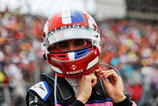 Esteban Ocon (FRA) Alpine F1 Team on the grid.
31.07.2022. Formula 1 World Championship, Rd 13, Hungarian Grand Prix, Budapest, Hungary, Race Day.
- www.xpbimages.com, EMail: requests@xpbimages.com © Copyright: Moy / XPB Images