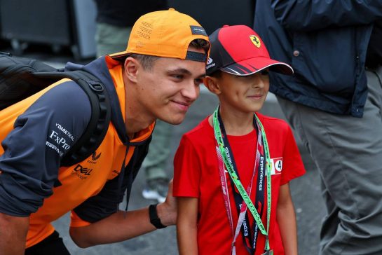 Lando Norris (GBR) McLaren with a young fan.
26.08.2022. Formula 1 World Championship, Rd 14, Belgian Grand Prix, Spa Francorchamps, Belgium, Practice Day.
- www.xpbimages.com, EMail: requests@xpbimages.com © Copyright: Batchelor / XPB Images