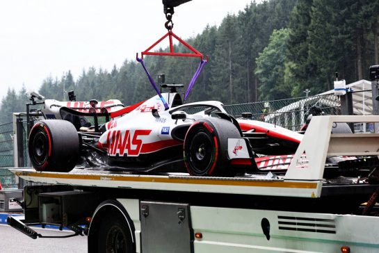 The Haas VF-22 of Kevin Magnussen (DEN) Haas F1 Team is recovered back to the pits on the back of a truck in the first practice session.
26.08.2022. Formula 1 World Championship, Rd 14, Belgian Grand Prix, Spa Francorchamps, Belgium, Practice Day.
- www.xpbimages.com, EMail: requests@xpbimages.com © Copyright: Batchelor / XPB Images