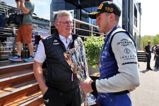 (L to R): Otmar Szafnauer (USA) Alpine F1 Team, Team Principal with Jack Doohan (AUS) Virtuosi Racing - F2 race winner.
28.08.2022. Formula 1 World Championship, Rd 14, Belgian Grand Prix, Spa Francorchamps, Belgium, Race Day.
- www.xpbimages.com, EMail: requests@xpbimages.com © Copyright: Moy / XPB Images