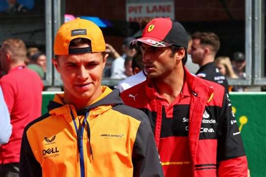 Lando Norris (GBR) McLaren and Carlos Sainz Jr (ESP) Ferrari on the drivers parade.
28.08.2022. Formula 1 World Championship, Rd 14, Belgian Grand Prix, Spa Francorchamps, Belgium, Race Day.
- www.xpbimages.com, EMail: requests@xpbimages.com © Copyright: Batchelor / XPB Images