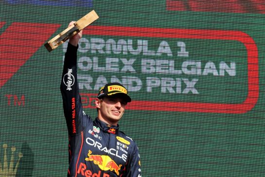 race winner Max Verstappen (NLD) Red Bull Racing celebrates On the podium.
28.08.2022. Formula 1 World Championship, Rd 14, Belgian Grand Prix, Spa Francorchamps, Belgium, Race Day.
- www.xpbimages.com, EMail: requests@xpbimages.com © Copyright: Bearne / XPB Images