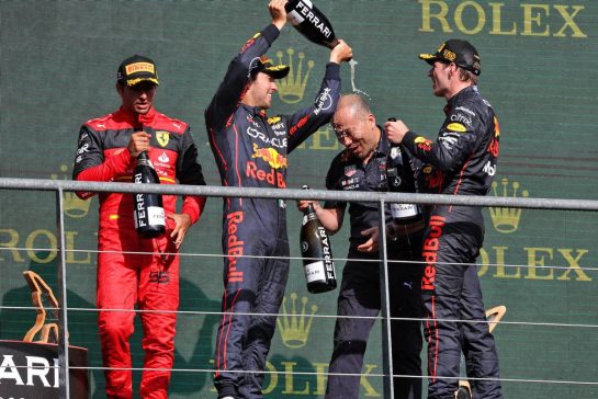 (L to R): Sergio Perez (MEX) Red Bull Racing celebrates with race winner and team mate Max Verstappen (NLD) Red Bull Racing on the podium.
28.08.2022. Formula 1 World Championship, Rd 14, Belgian Grand Prix, Spa Francorchamps, Belgium, Race Day.
- www.xpbimages.com, EMail: requests@xpbimages.com © Copyright: Bearne / XPB Images