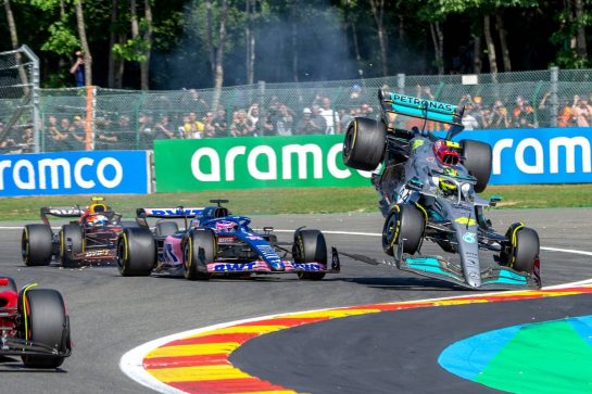 Lewis Hamilton (GBR) Mercedes AMG F1 W13 crashes with Fernando Alonso (ESP) Alpine F1 Team A522 at the start of the race.
28.08.2022. Formula 1 World Championship, Rd 14, Belgian Grand Prix, Spa Francorchamps, Belgium, Race Day.
- www.xpbimages.com, EMail: requests@xpbimages.com © Copyright: Vangheluwe / XPB Images