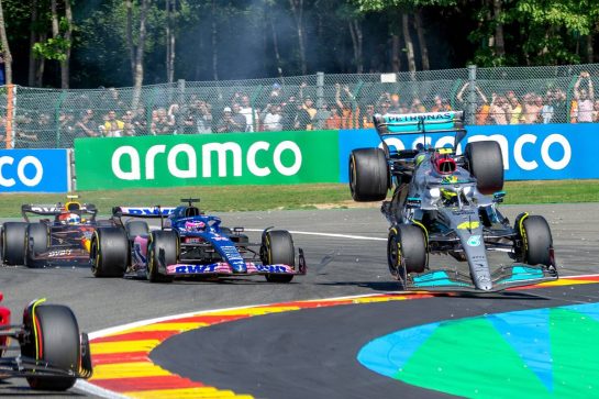 Lewis Hamilton (GBR) Mercedes AMG F1 W13 crashes with Fernando Alonso (ESP) Alpine F1 Team A522 at the start of the race.
28.08.2022. Formula 1 World Championship, Rd 14, Belgian Grand Prix, Spa Francorchamps, Belgium, Race Day.
- www.xpbimages.com, EMail: requests@xpbimages.com © Copyright: Vangheluwe / XPB Images