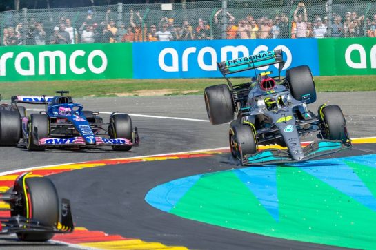 Lewis Hamilton (GBR) Mercedes AMG F1 W13 crashes with Fernando Alonso (ESP) Alpine F1 Team A522 at the start of the race.
28.08.2022. Formula 1 World Championship, Rd 14, Belgian Grand Prix, Spa Francorchamps, Belgium, Race Day.
- www.xpbimages.com, EMail: requests@xpbimages.com © Copyright: Vangheluwe / XPB Images