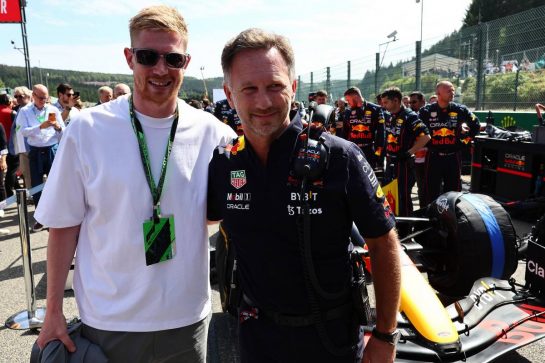 Kevin De Bruyne (BEL) footballer with Christian Horner (GBR) Red Bull Racing Team Principal.
28.08.2022. Formula 1 World Championship, Rd 14, Belgian Grand Prix, Spa Francorchamps, Belgium, Race Day.
- www.xpbimages.com, EMail: requests@xpbimages.com © Copyright: Batchelor / XPB Images