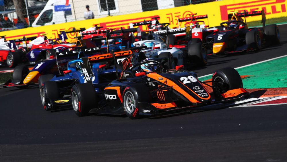 F3 – Colapinto holds off Bearman as title fight takes yet another twist