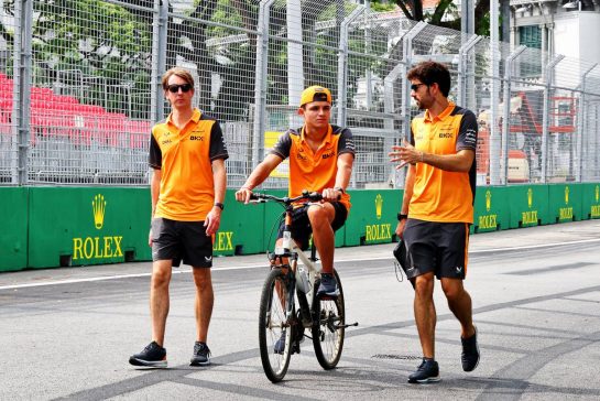 Lando Norris (GBR) McLaren rides the circuit with the team.
29.09.2022. Formula 1 World Championship, Rd 17, Singapore Grand Prix, Marina Bay Street Circuit, Singapore, Preparation Day.
- www.xpbimages.com, EMail: requests@xpbimages.com &copy; Copyright: Batchelor / XPB Images