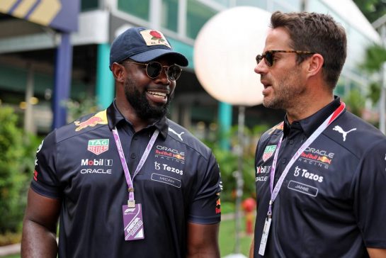 (L to R): Micah Richards (GBR) Former Professional Football Player with Jamie Redknapp (GBR) Former Professional Football Player.
29.09.2022. Formula 1 World Championship, Rd 17, Singapore Grand Prix, Marina Bay Street Circuit, Singapore, Preparation Day.
- www.xpbimages.com, EMail: requests@xpbimages.com &copy; Copyright: Bearne / XPB Images