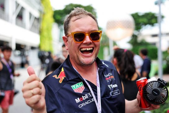 Alan Carr (GBR) Comedian.
29.09.2022. Formula 1 World Championship, Rd 17, Singapore Grand Prix, Marina Bay Street Circuit, Singapore, Preparation Day.
- www.xpbimages.com, EMail: requests@xpbimages.com &copy; Copyright: Bearne / XPB Images