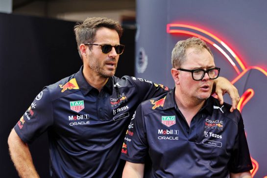 (L to R): Jamie Redknapp (GBR) Former Professional Football Player with Alan Carr (GBR) Comedian.
29.09.2022. Formula 1 World Championship, Rd 17, Singapore Grand Prix, Marina Bay Street Circuit, Singapore, Preparation Day.
- www.xpbimages.com, EMail: requests@xpbimages.com &copy; Copyright: Moy / XPB Images
