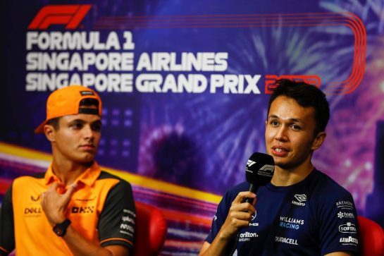(L to R): Lando Norris (GBR) McLaren and Alexander Albon (THA) Williams Racing in the FIA Press Conference.
29.09.2022. Formula 1 World Championship, Rd 17, Singapore Grand Prix, Marina Bay Street Circuit, Singapore, Preparation Day.
- www.xpbimages.com, EMail: requests@xpbimages.com &copy; Copyright: XPB Images