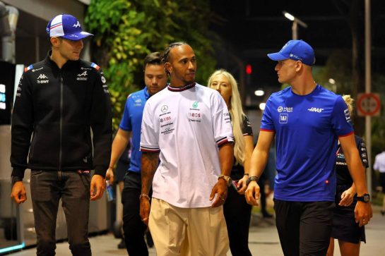 (L to R): Esteban Ocon (FRA) Alpine F1 Team with Lewis Hamilton (GBR) Mercedes AMG F1 and Mick Schumacher (GER) Haas F1 Team.
29.09.2022. Formula 1 World Championship, Rd 17, Singapore Grand Prix, Marina Bay Street Circuit, Singapore, Preparation Day.
- www.xpbimages.com, EMail: requests@xpbimages.com &copy; Copyright: Batchelor / XPB Images