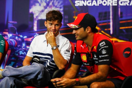(L to R): Pierre Gasly (FRA) AlphaTauri and Carlos Sainz Jr (ESP) Ferrari in the FIA Press Conference.
29.09.2022. Formula 1 World Championship, Rd 17, Singapore Grand Prix, Marina Bay Street Circuit, Singapore, Preparation Day.
- www.xpbimages.com, EMail: requests@xpbimages.com &copy; Copyright: XPB Images