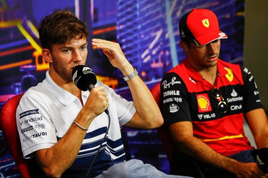 (L to R): Pierre Gasly (FRA) AlphaTauri and Carlos Sainz Jr (ESP) Ferrari in the FIA Press Conference.
29.09.2022. Formula 1 World Championship, Rd 17, Singapore Grand Prix, Marina Bay Street Circuit, Singapore, Preparation Day.
- www.xpbimages.com, EMail: requests@xpbimages.com &copy; Copyright: XPB Images