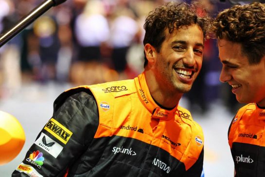 (L to R): Daniel Ricciardo (AUS) McLaren with team mate Lando Norris (GBR) McLaren.
29.09.2022. Formula 1 World Championship, Rd 17, Singapore Grand Prix, Marina Bay Street Circuit, Singapore, Preparation Day.
 - www.xpbimages.com, EMail: requests@xpbimages.com &copy; Copyright: Coates / XPB Images