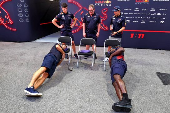 Jamie Redknapp (GBR) Former Professional Football Player and Micah Richards (GBR) Former Professional Football Player with (L to R): Jo Canales, Red Bull Racing Personal Trainer; Alan Carr (GBR) Comedian; and Sergio Perez (MEX) Red Bull Racing.
29.09.2022. Formula 1 World Championship, Rd 17, Singapore Grand Prix, Marina Bay Street Circuit, Singapore, Preparation Day.
 - www.xpbimages.com, EMail: requests@xpbimages.com &copy; Copyright: Coates / XPB Images