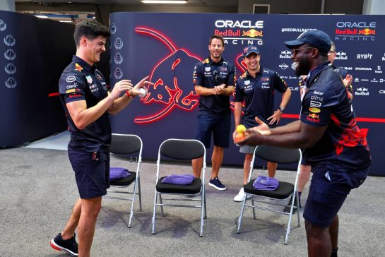 (L to R): Jo Canales, Red Bull Racing Personal Trainer with Micah Richards (GBR) Former Professional Football Player.
29.09.2022. Formula 1 World Championship, Rd 17, Singapore Grand Prix, Marina Bay Street Circuit, Singapore, Preparation Day.
 - www.xpbimages.com, EMail: requests@xpbimages.com &copy; Copyright: Coates / XPB Images