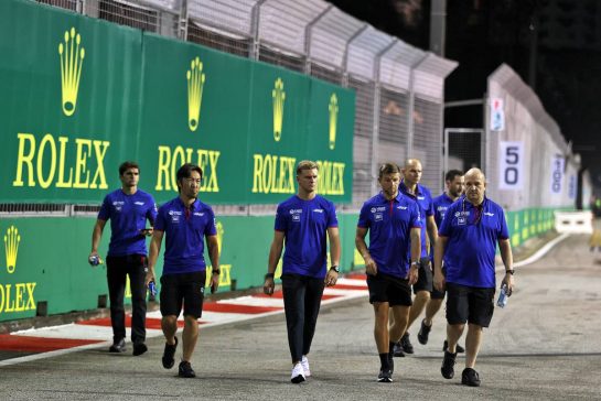 Mick Schumacher (GER) Haas F1 Team walks the circuit with the team.
29.09.2022. Formula 1 World Championship, Rd 17, Singapore Grand Prix, Marina Bay Street Circuit, Singapore, Preparation Day.
- www.xpbimages.com, EMail: requests@xpbimages.com &copy; Copyright: Moy / XPB Images