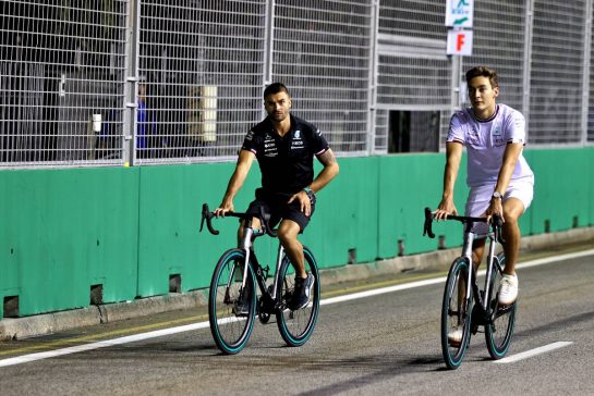 George Russell (GBR) Mercedes AMG F1 rides the circuit with Aleix Casanovas, Mercedes AMG F1 Trainer.
29.09.2022. Formula 1 World Championship, Rd 17, Singapore Grand Prix, Marina Bay Street Circuit, Singapore, Preparation Day.
- www.xpbimages.com, EMail: requests@xpbimages.com &copy; Copyright: Moy / XPB Images
