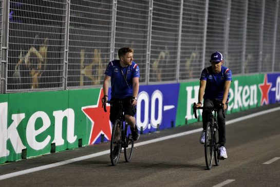 Esteban Ocon (FRA) Alpine F1 Team rides the circuit with Josh Peckett (GBR) Alpine F1 Team Race Engineer.
29.09.2022. Formula 1 World Championship, Rd 17, Singapore Grand Prix, Marina Bay Street Circuit, Singapore, Preparation Day.
- www.xpbimages.com, EMail: requests@xpbimages.com &copy; Copyright: Moy / XPB Images