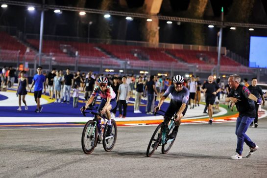 Valtteri Bottas (FIN) Alfa Romeo F1 Team rides the circuit with his girlfriend Tiffany Cromwell (AUS) Professional Cyclist.
29.09.2022. Formula 1 World Championship, Rd 17, Singapore Grand Prix, Marina Bay Street Circuit, Singapore, Preparation Day.
- www.xpbimages.com, EMail: requests@xpbimages.com &copy; Copyright: Moy / XPB Images