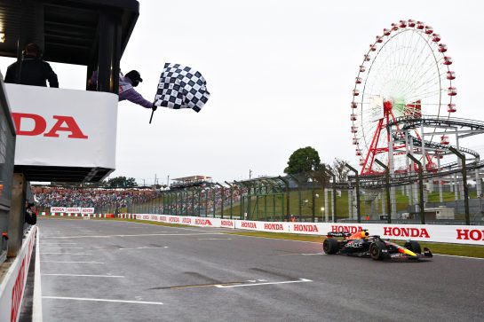 SUZUKA, JAPAN - OCTOBER 09: Race winner Max Verstappen of the Netherlands driving the (1) Oracle Red Bull Racing RB18 takes the chequered flag during the F1 Grand Prix of Japan at Suzuka International Racing Course on October 09, 2022 in Suzuka, Japan. (Photo by Clive Rose/Getty Images) // Getty Images / Red Bull Content Pool // SI202210090385 // Usage for editorial use only //