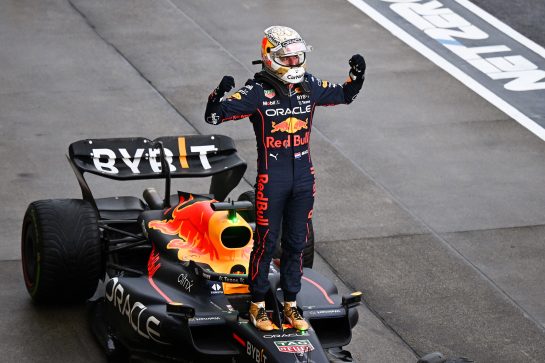 SUZUKA, JAPAN - OCTOBER 09: Race winner and 2022 F1 World Drivers Champion Max Verstappen of Netherlands and Oracle Red Bull Racing celebrates in parc ferme during the F1 Grand Prix of Japan at Suzuka International Racing Course on October 09, 2022 in Suzuka, Japan. (Photo by Clive Mason/Getty Images) // Getty Images / Red Bull Content Pool // SI202210090443 // Usage for editorial use only //