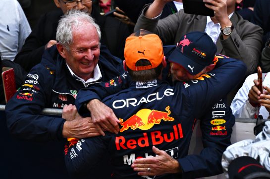 SUZUKA, JAPAN - OCTOBER 09: Race winner and 2022 F1 World Drivers Champion Max Verstappen of Netherlands and Oracle Red Bull Racing celebrates with Adrian Newey, the Chief Technical Officer of Red Bull Racing in parc ferme during the F1 Grand Prix of Japan at Suzuka International Racing Course on October 09, 2022 in Suzuka, Japan. (Photo by Clive Mason/Getty Images) // Getty Images / Red Bull Content Pool // SI202210090453 // Usage for editorial use only //