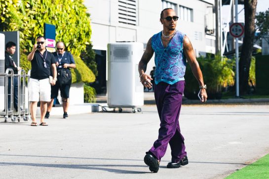 Lewis Hamilton (GBR) Mercedes AMG F1.
30.09.2022. Formula 1 World Championship, Rd 17, Singapore Grand Prix, Marina Bay Street Circuit, Singapore, Practice Day.
- www.xpbimages.com, EMail: requests@xpbimages.com © Copyright: Bearne / XPB Images