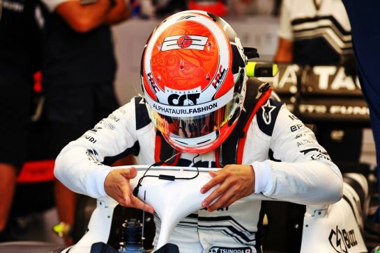 Yuki Tsunoda (JPN) AlphaTauri AT03.
30.09.2022. Formula 1 World Championship, Rd 17, Singapore Grand Prix, Marina Bay Street Circuit, Singapore, Practice Day.
- www.xpbimages.com, EMail: requests@xpbimages.com © Copyright: Batchelor / XPB Images