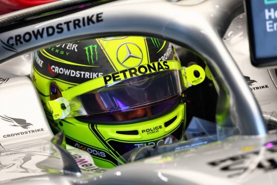 Lewis Hamilton (GBR) Mercedes AMG F1 W13.
30.09.2022. Formula 1 World Championship, Rd 17, Singapore Grand Prix, Marina Bay Street Circuit, Singapore, Practice Day.
- www.xpbimages.com, EMail: requests@xpbimages.com © Copyright: Batchelor / XPB Images