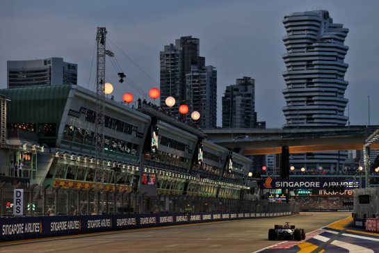 George Russell (GBR) Mercedes AMG F1 W13.
30.09.2022. Formula 1 World Championship, Rd 17, Singapore Grand Prix, Marina Bay Street Circuit, Singapore, Practice Day.
- www.xpbimages.com, EMail: requests@xpbimages.com © Copyright: Moy / XPB Images