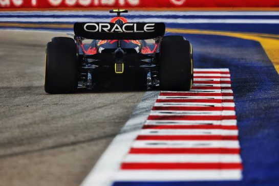 Sergio Perez (MEX) Red Bull Racing RB18.
30.09.2022. Formula 1 World Championship, Rd 17, Singapore Grand Prix, Marina Bay Street Circuit, Singapore, Practice Day.
- www.xpbimages.com, EMail: requests@xpbimages.com © Copyright: Moy / XPB Images