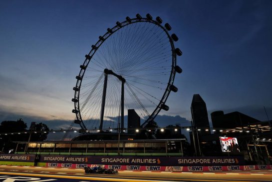 Alexander Albon (THA) Williams Racing FW44.
30.09.2022. Formula 1 World Championship, Rd 17, Singapore Grand Prix, Marina Bay Street Circuit, Singapore, Practice Day.
- www.xpbimages.com, EMail: requests@xpbimages.com © Copyright: Moy / XPB Images