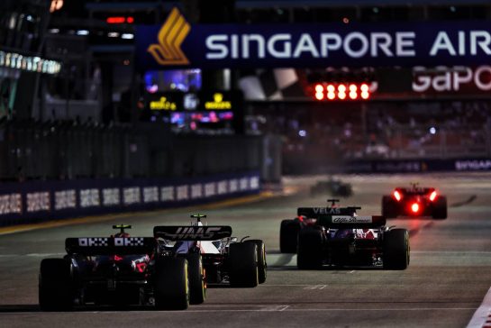 Mick Schumacher (GER) Haas VF-22 and Lando Norris (GBR) McLaren MCL36.
30.09.2022. Formula 1 World Championship, Rd 17, Singapore Grand Prix, Marina Bay Street Circuit, Singapore, Practice Day.
- www.xpbimages.com, EMail: requests@xpbimages.com © Copyright: Moy / XPB Images