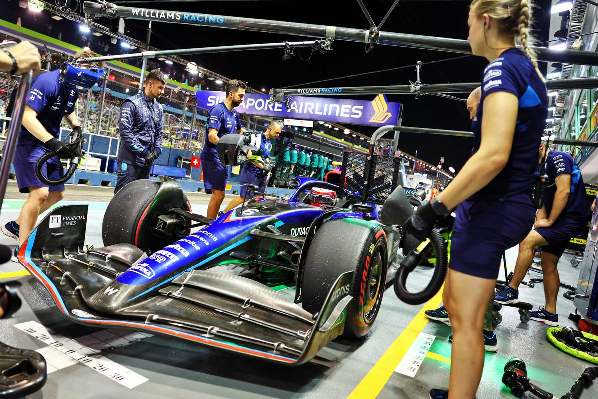 Sainz and Leclerc go top after dark in Singapore FP2