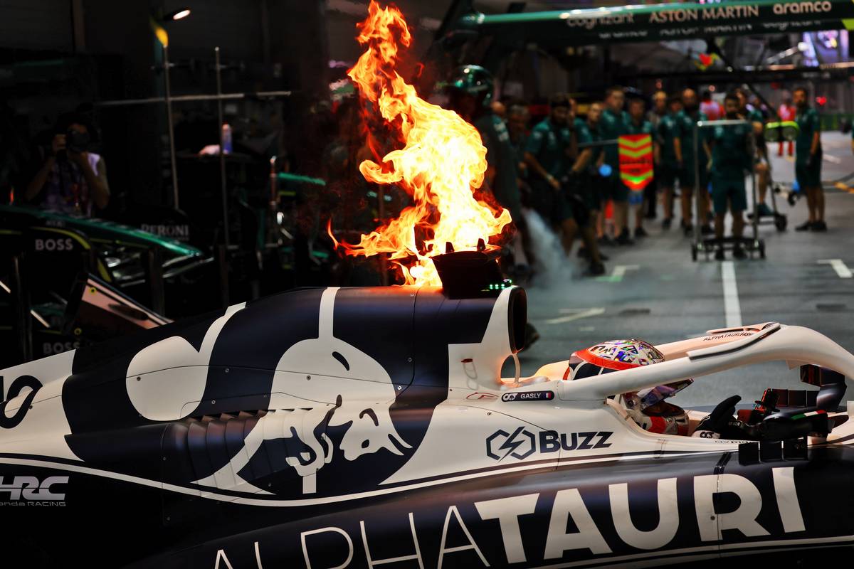 Pierre Gasly (FRA) AlphaTauri AT03 catches fire in the second practice session in the pits. 30.09.2022. Formula 1 World Championship, Rd 17, Singapore Grand Prix, Marina Bay Street Circuit, Singapore, Practice